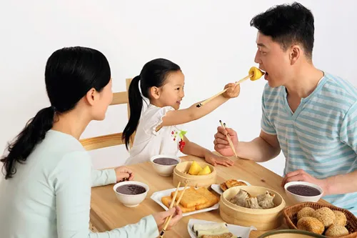 Các hoạt động ăn uống chung nào không gây lây nhiễm HIV?