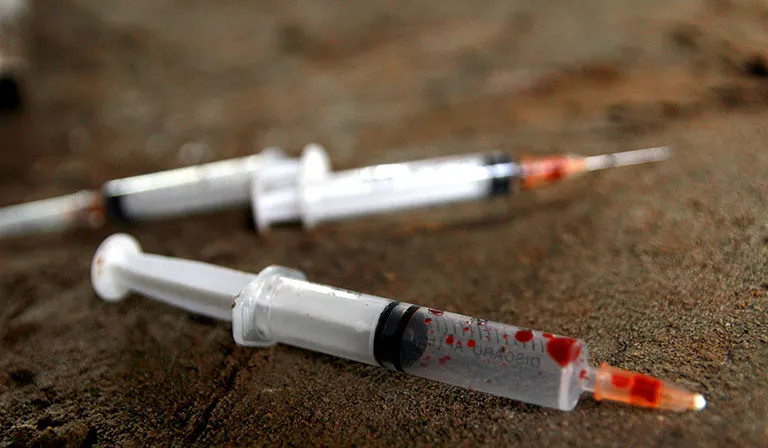 Các yếu tố ảnh hưởng đến nguy cơ lây nhiễm HIV khi dùng chung kim tiêm