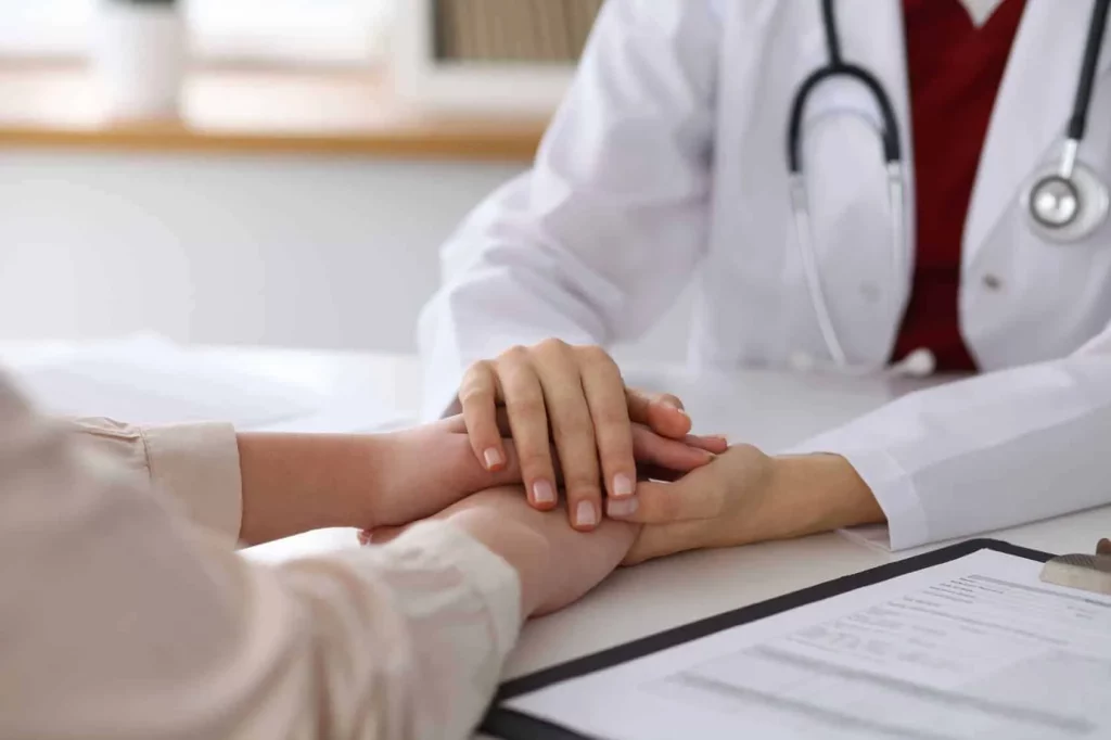 Tiếp xúc trực tiếp với máu hoặc dịch cơ thể tươi của người nhiễm HIV